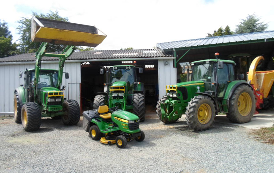 photo du materiel de plouha espaces verts avec dessus un tracteur une tondeuse a gazon une tronconneuse